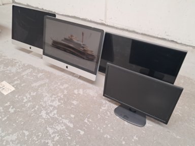 4 stk skærme, 2 Apple, Samsung og 