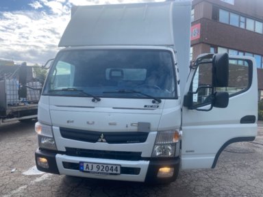 Mitsubishi Fuso skapbil 2016 – 160 000 km – bakløft – betydelig påkostet