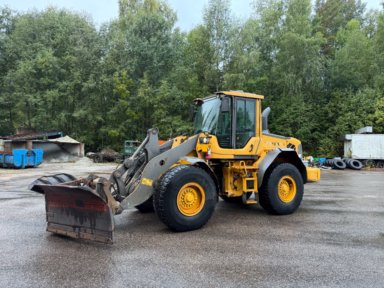Hjullastare Volvo L70F med Holms Vikplog