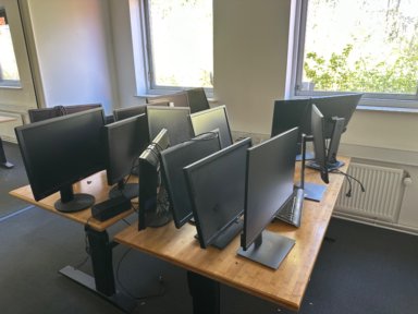 PC skærme og tastatur 