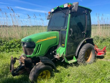 John Deere 2320 Kompakt Traktor+ 1 stk Caroni F120 Slåmaskine, 1 stk. Rondina P160 Saltspreder, 1 stk. Skrabeblad/snowblade