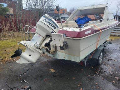 Daycruiser spipsplast med påhengsmotor og henger