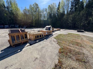 Truck reservdelar glasrutor , öppningsbara sidofönster med karm golvmattor.