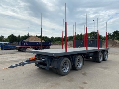 Kel-Berg D32B4, 4-axle flatbed trailer with stake posts, Airsuspension / Rear lift axle / model year 2011 / Kel-Berg D32B4, 4-akslet platformstrailer med stager / Luftaffjedring / Løftbar bagaksel / årgang 2011 