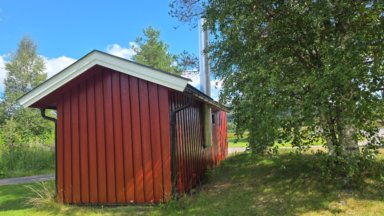 Komplett biovarmeanlegg med fyrhus og 3 000 liters tank
