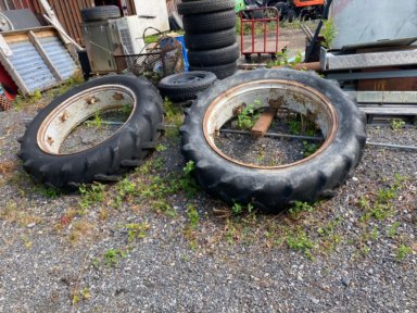 Uten minstepris 2 stk. Traktordekk med felg – 12.4/11-36