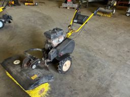 Texas redskabsbærer model Vision 3003 med kost.
