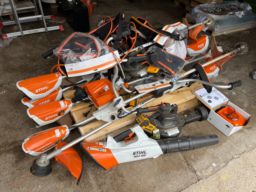 Stihl  og Stiga håndholdte redskaber til batteridrift.