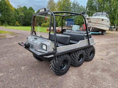 Terrängfordon/Älgdragare Max IV Amfibie 6x6 som flyter i vatten. 