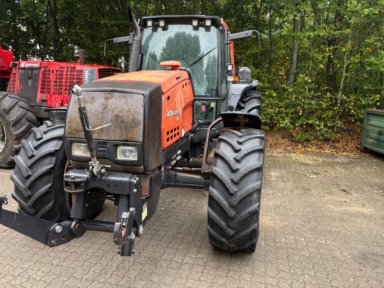 Traktor Valtra 8350 med frontlift