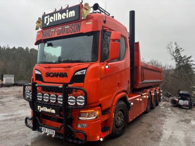 Krokbil SCANIA R660, krokhenger med tipp og 2 asfaltbaljer