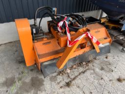 Frontmonteret hydraulisk slagleklipper model Nesbo KS1400H.