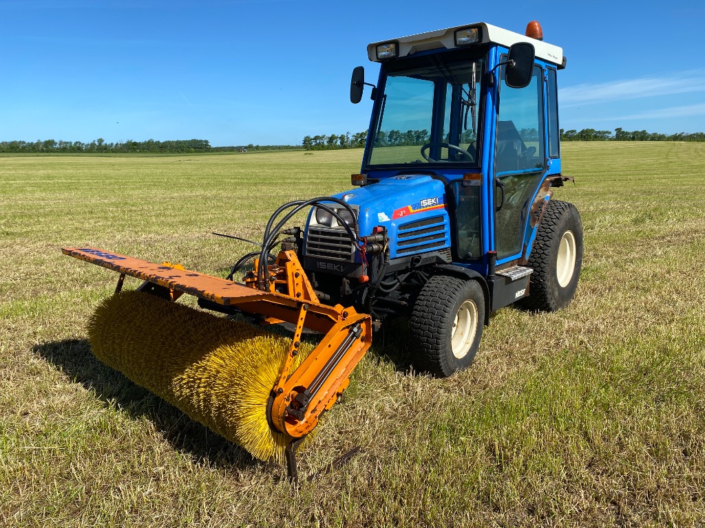 Iseki TF330 Compact tractor with Nesbo FH1300 Hydraulic front-mounted sweeper / Year 2000 / Hours 2984