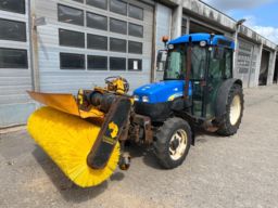 New Holland traktor model TN75FA 4WD med mekanisk FM kost.