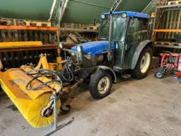 New Holland traktor model TN65 med FM hydraulisk kost.
