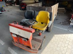 CFM Kirkegårds traktor med galvaniseret lad.