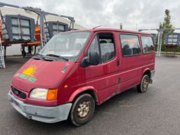 Minibus Ford Transit 100 Kombi 9 personers.