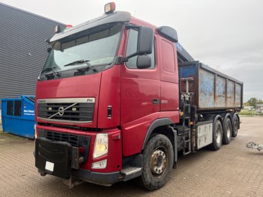 Lastbil VOLVO FH 500 med tip, veksellad, wirhejs og HMF kran.
