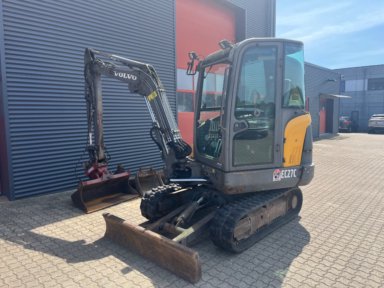 Volvo EC27C minigraver med 4 graveskovle.