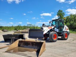 Hjullastare Bobcat L85 -2021 med sandspridare, sandskopa , skopa , gafflar 