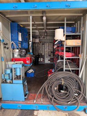 Container med diverse utstyr for hydraulikkslangepresse. / Container with hydr.hoses crimping equipment