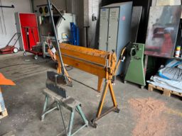 Pladebukkemaskine og metal saks.