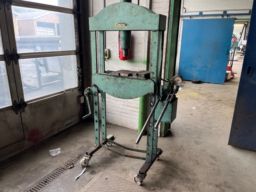 Compac Presse model P25.
