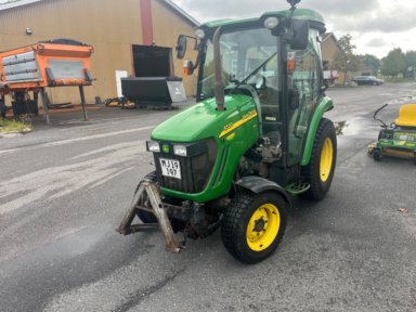 JOHN DEERE 3720HST  E-Hydro 4 WD traktor med græsdæk.