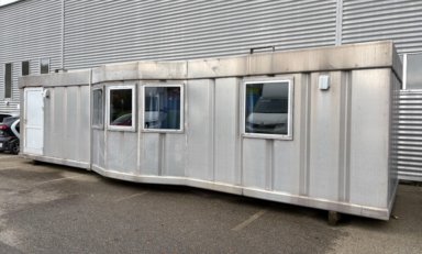 Stor og romslig aluminiumsbrakke med kjøkken