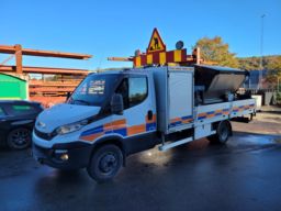 Lastbil IVECO DAILY 70C17H med sprider för asfalt