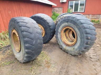 4 st däck på fälg 23,5R25 till dumper 