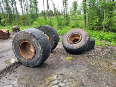 4 st däck på fälg 23,5R25 till dumper 