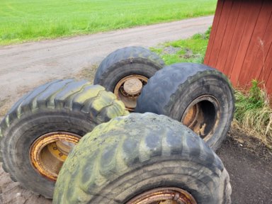13 st däck på fälg 23,5R25 till dumper / 2 däck på fälg till Volvo L 120 / 4 st däck på fälg 20,5R25 till dumper / 4 st fälgar 23,5R25 till dumper 