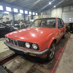 1984 BMW 323 i..Se video 