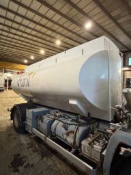 8000 l tank med slanger og pumpe