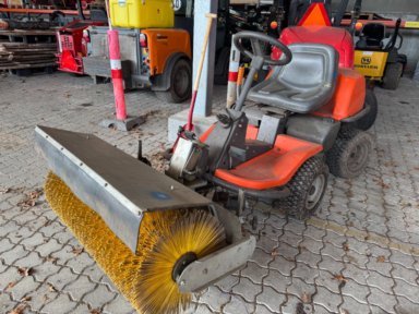 Havetraktor med kost, klippebord og tiptrailer
