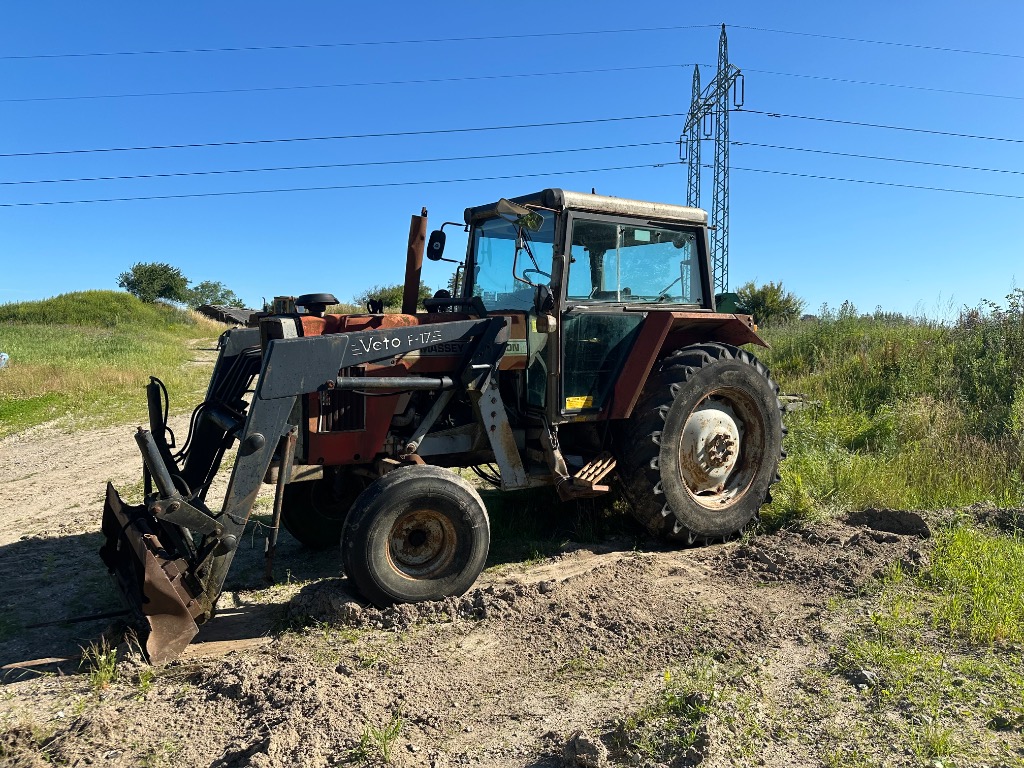 Massey Ferguson 2645 med frontskovl/ Massey Ferguson 2645 With front shovel