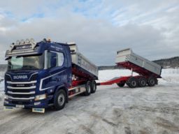 Tippbil ekipage Scania R520 V8 Manuell Next gen samt Istrail trippelkärra