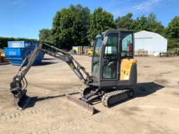 Grävmaskin Volvo EC18C med maskinsläp
