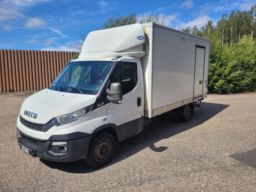 Skåpbil med sidodörr och bakgavellyft 3,5 ton IVECO DAILY , låga mil!