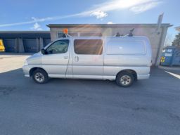 Toyota Hiace 4WD, 2010 Mod, Lav KM, Manuell og innredning i lasterom.