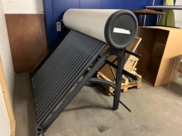 Forskelligt udstyr Solvandvarmer Med beholder