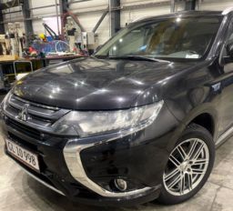 Mitsubishi Outlander 4WD PHEV / car