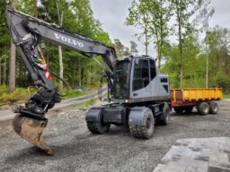 Grävmaskin Volvo EWR150E med tiltrotator, kärra och redskap
