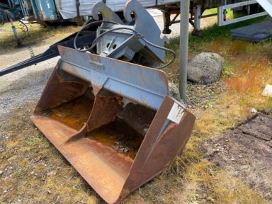 Hydraulic tilting grading bucket (2 meter) with Volvo S60 mount.
