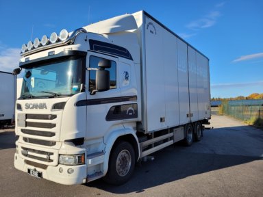 Skåpbil med öppninsbar sida och bakgavellyft SCANIA R560 LB6X2*4MNB