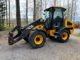 Hjullastare JCB 409 Agri - 2019 med tillbehör 