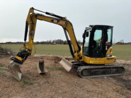 Grävmaskin Cat 305.5E med tiltrotator och skopor