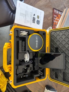 Handenhet med GPS-tallrik och stavar GeoMax Zenith60
