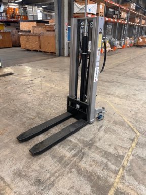Silverstone jekketralle, 2 stk. Ikke brukt. / Hydr.driven manual stacker 2 pcs. Not used